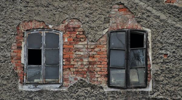 Alte Fenster in Ziegelmauerwerk