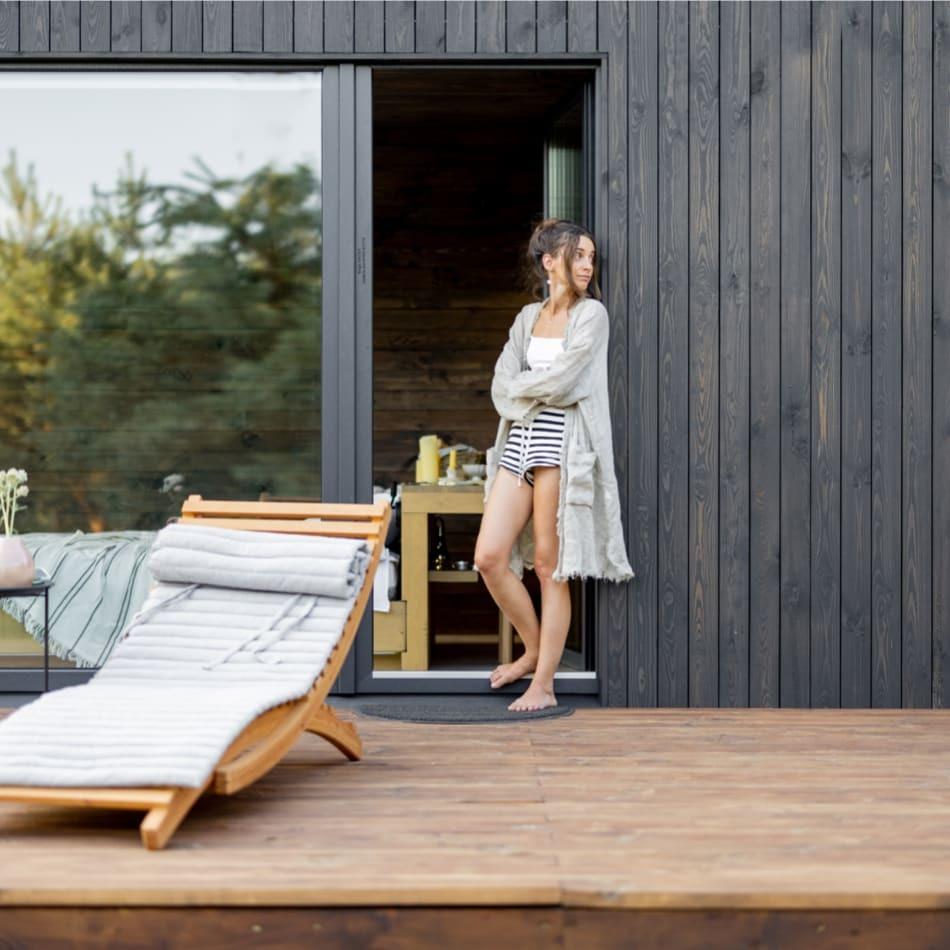 Frau auf Terrasse mit Schiebetür<br>