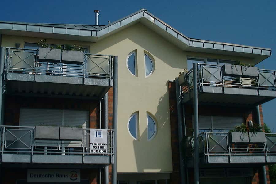 Mehrfamilienhaus mit Kunststofffenstern