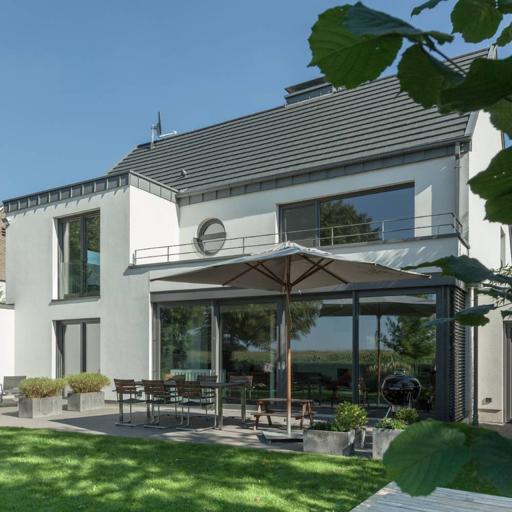 Förderfähige Kunststofffenster von PVK in Nordrhein-Westfalen Einfamilienhaus mit förderfähigen Kunststofffenstern in Nordrhein-Westfalen